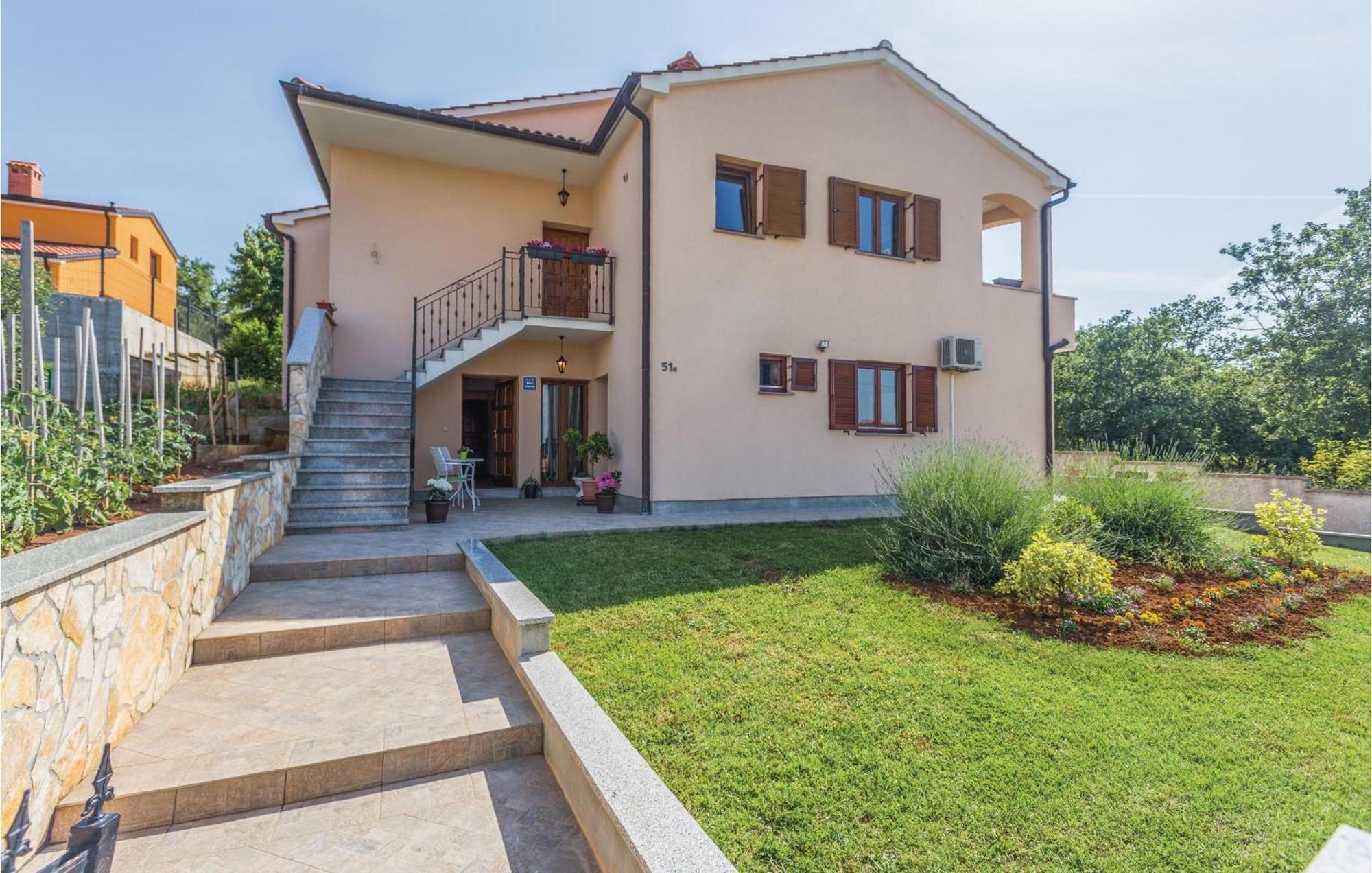Stunning Apartment In Radmani With Wifi Bagian luar foto